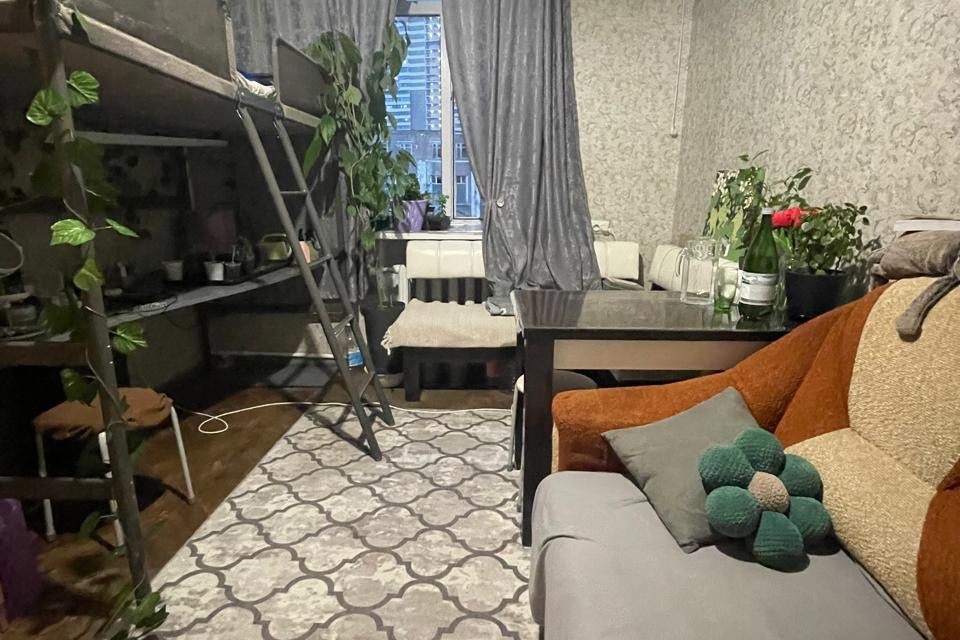 Продаётся 5 комнат в 5-комн. квартире, 14.4 м²