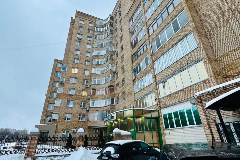 Продаётся 4-комнатная квартира, 176.9 м²