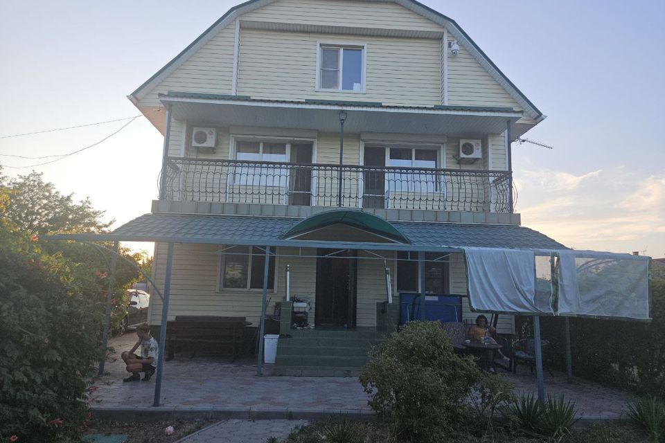 Продаётся 3-этажный дом, 210 м²