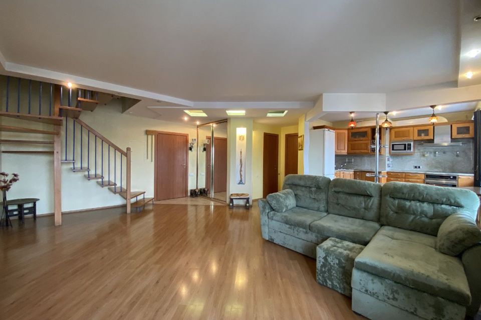 Продаётся 4-комнатная квартира, 138.3 м²