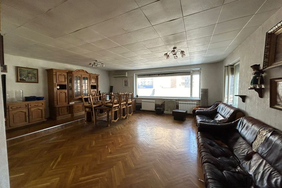 Продаётся 4-комнатная квартира, 140 м²