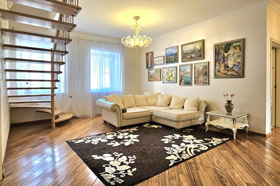 Продаётся 4-комнатная квартира, 222.4 м²
