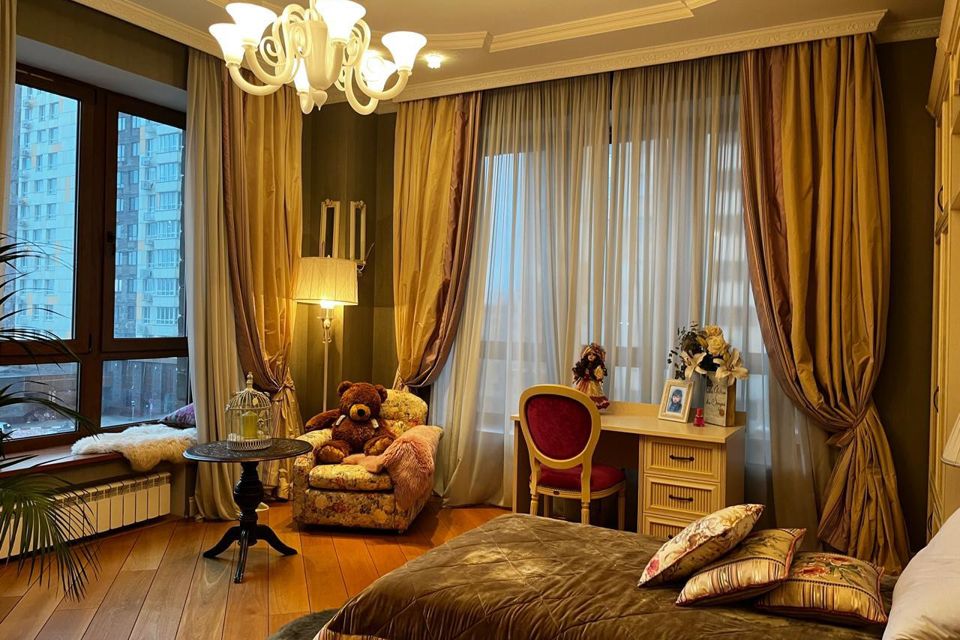 Продаётся 4-комнатная квартира, 200 м²