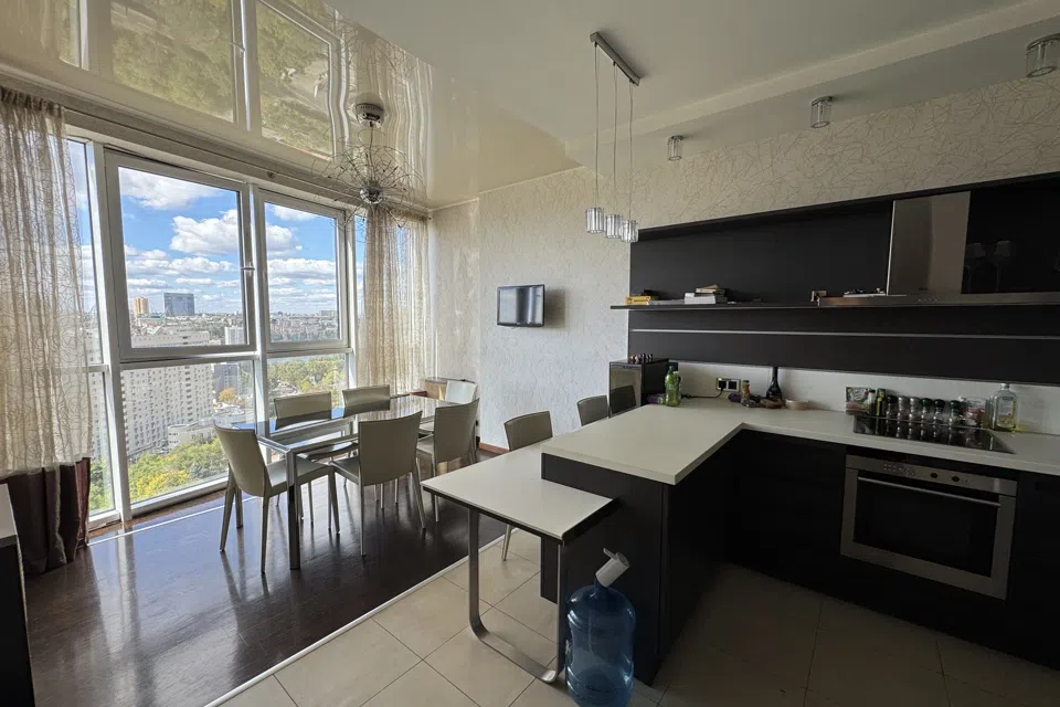 Продаётся 3-комнатная квартира, 140 м²