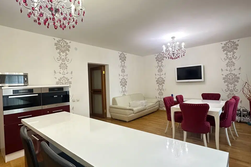 Продаётся 4-комнатная квартира, 200 м²
