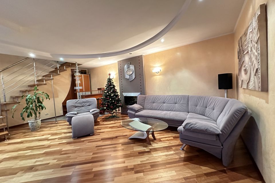 Продаётся 3-комнатная квартира, 140.2 м²
