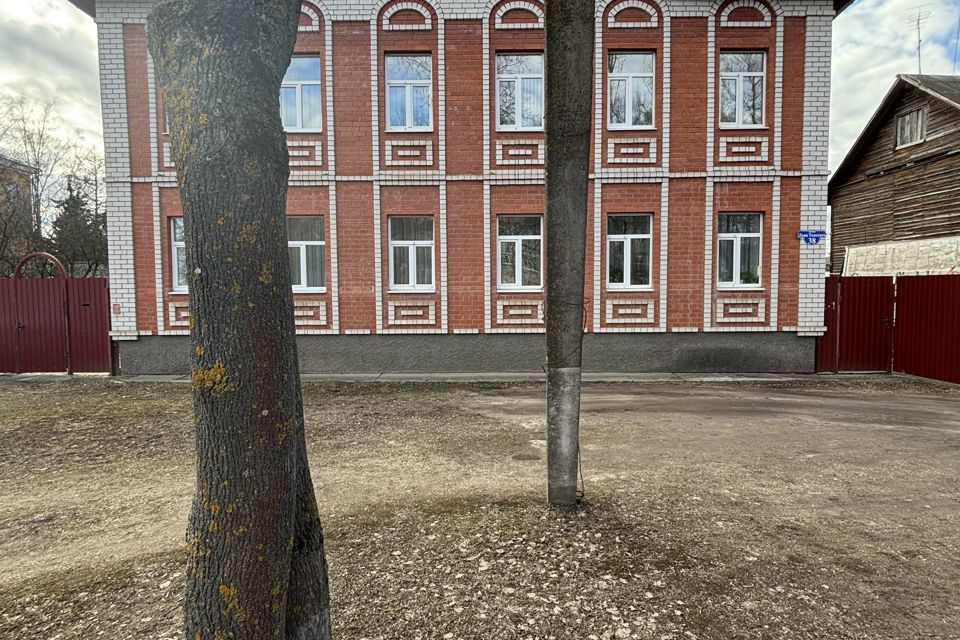 Продаётся 4-комнатная квартира, 145 м²