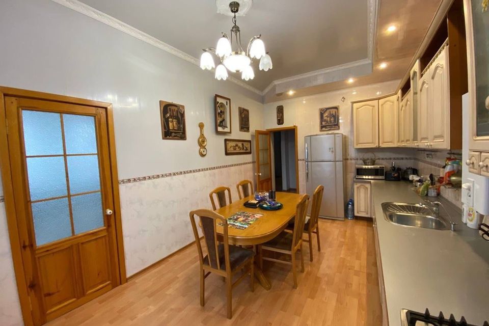 Продаётся 4-комнатная квартира, 289.4 м²