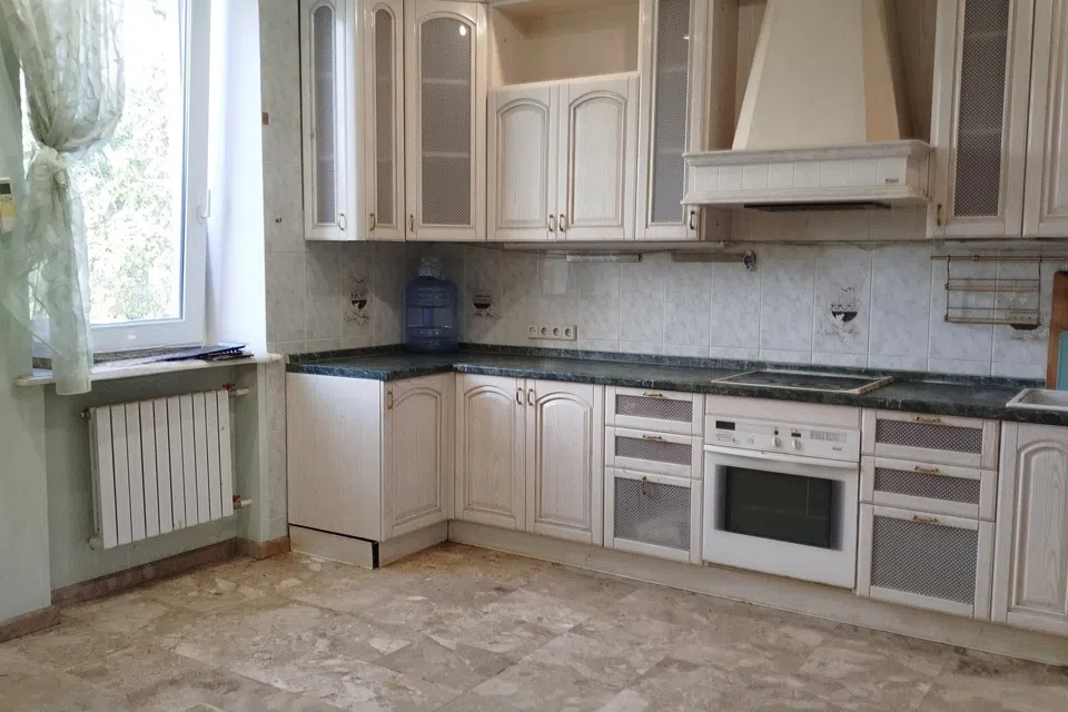 Продаётся 4-комнатная квартира, 213 м²