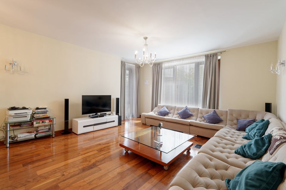 Продаётся 4-комнатная квартира, 232.5 м²