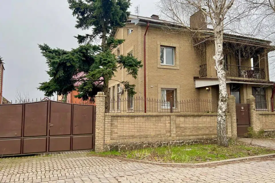 Продаётся 3-этажный дом, 390 м²