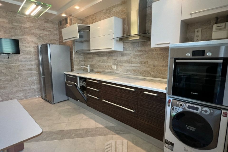 Продаётся 3-комнатная квартира, 126 м²