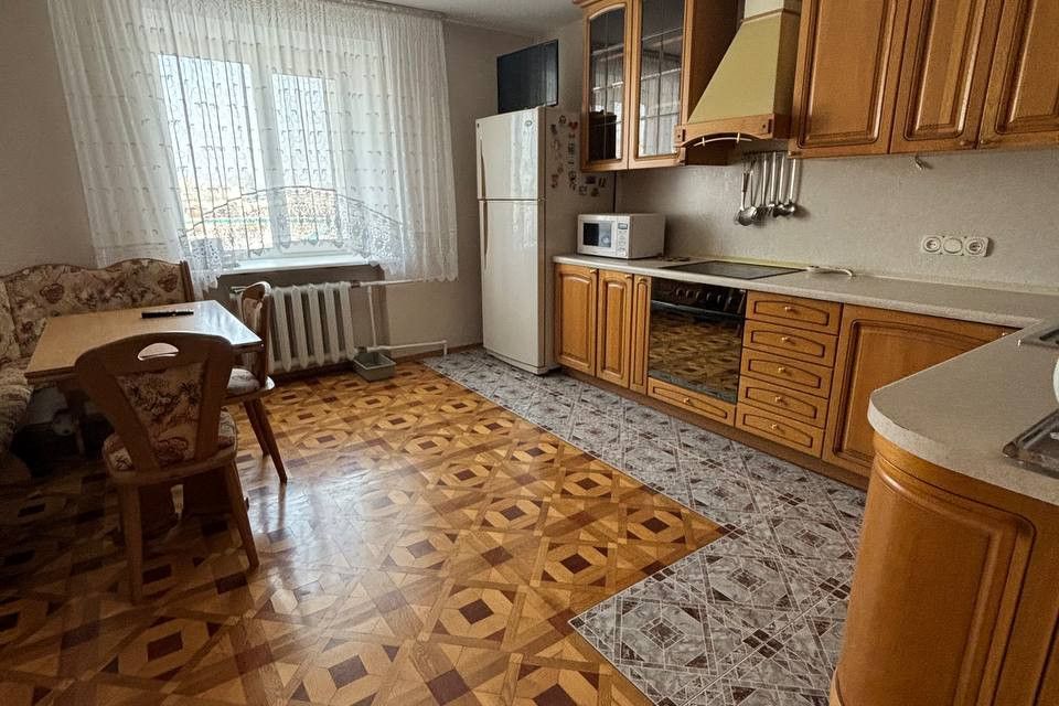 Продаётся 4-комнатная квартира, 138 м²