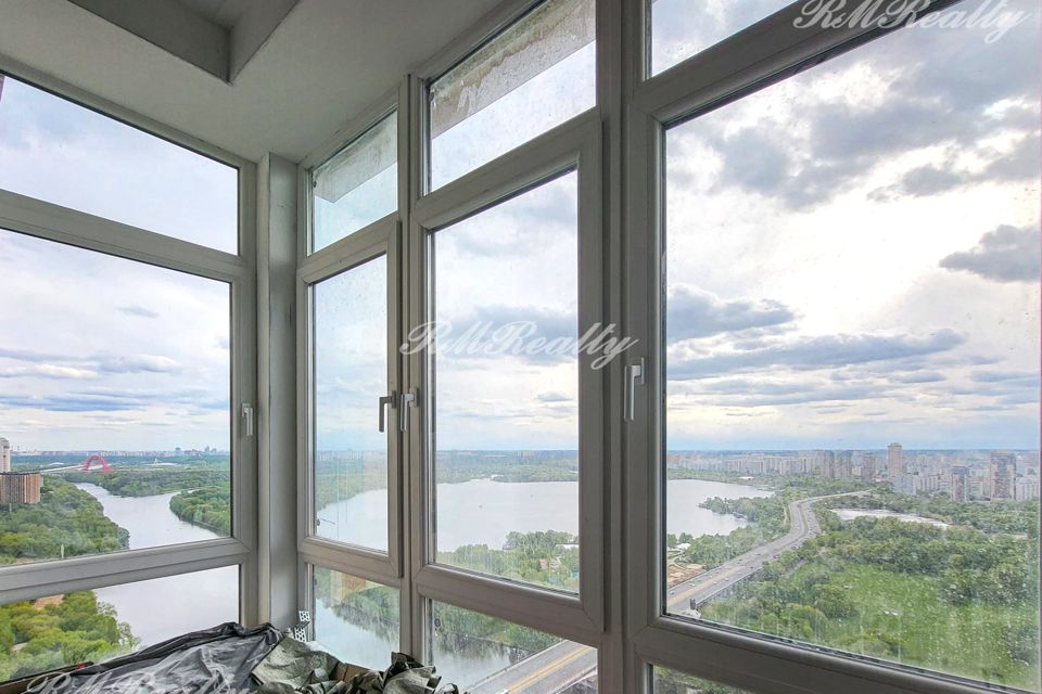 Продаётся 4-комнатная квартира, 238 м²