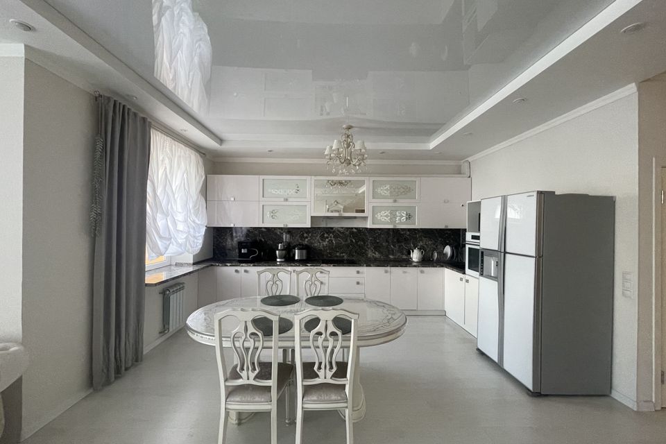 Продаётся 3-комнатная квартира, 110 м²