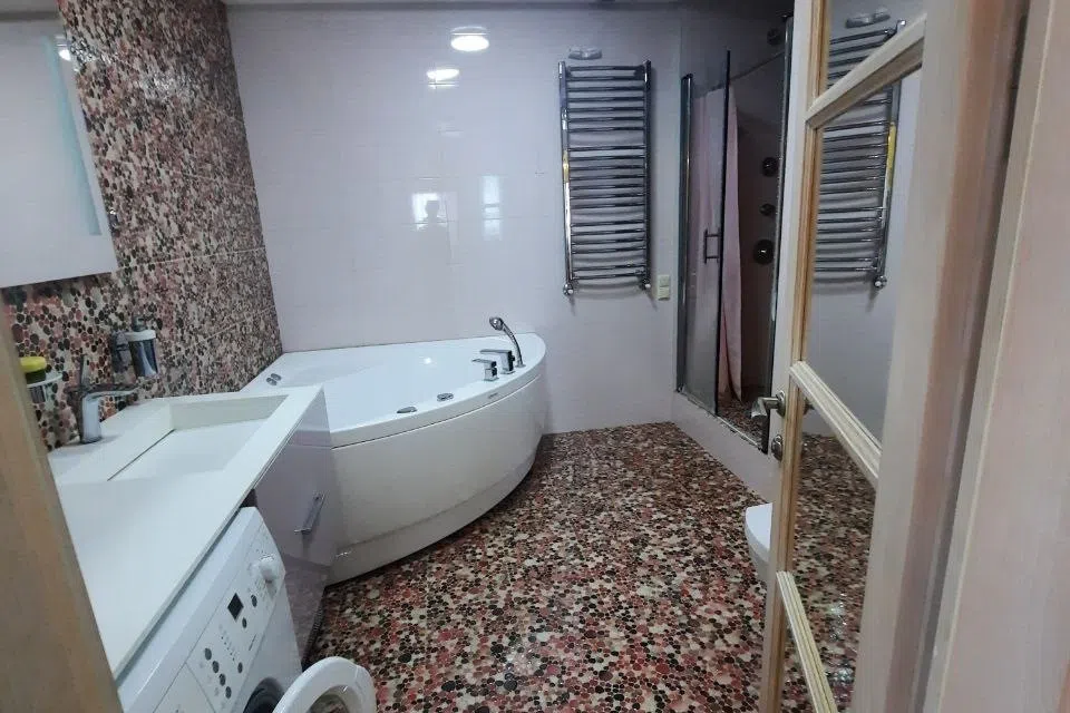 Продаётся 3-комнатная квартира, 106 м²