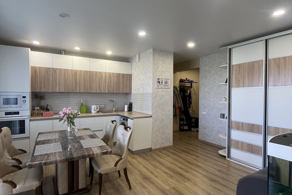Продаётся 4-комнатная квартира, 107 м²