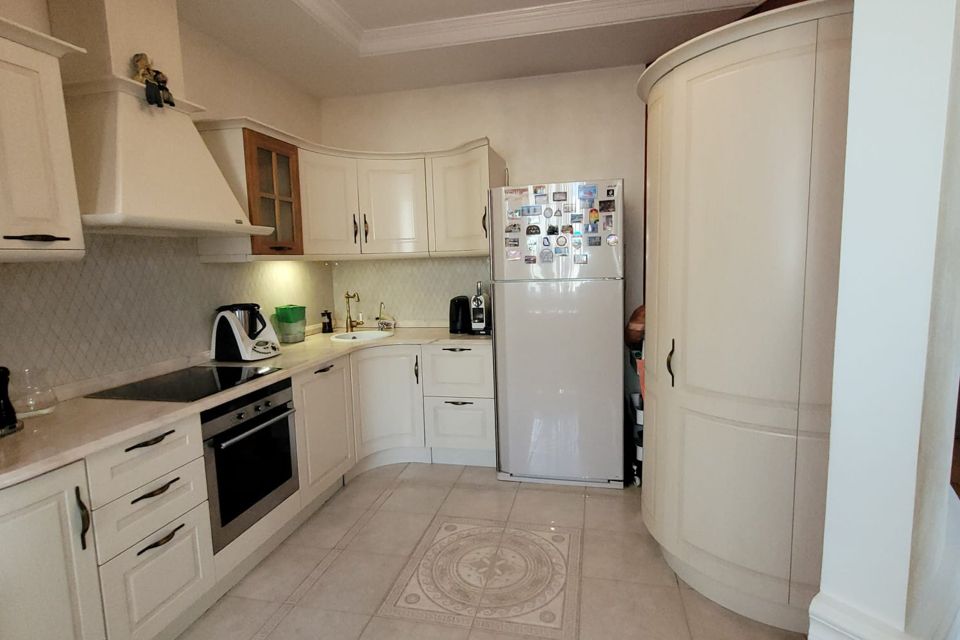 Продаётся 4-комнатная квартира, 156 м²