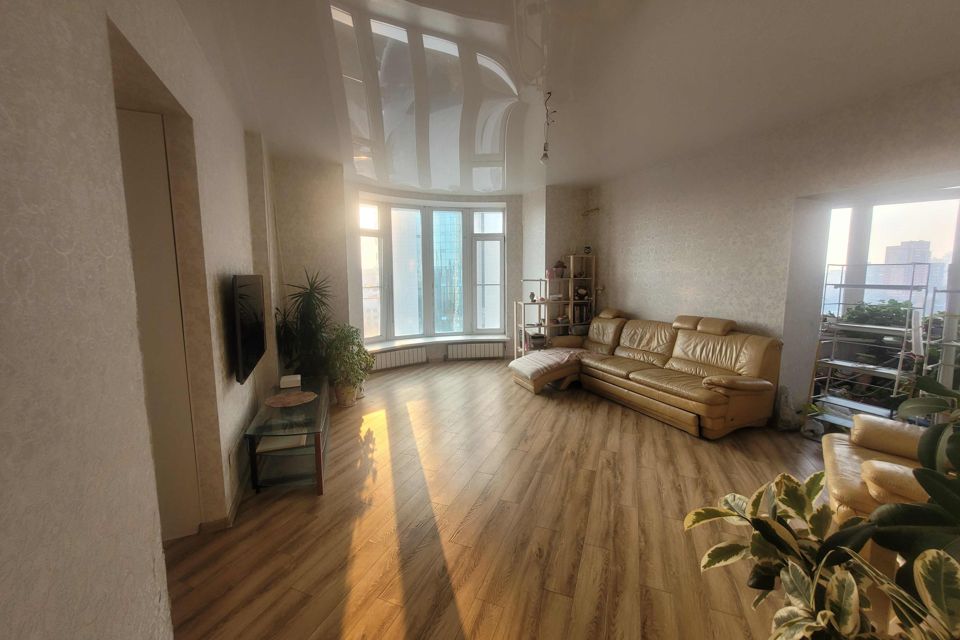 Продаётся 4-комнатная квартира, 122 м²