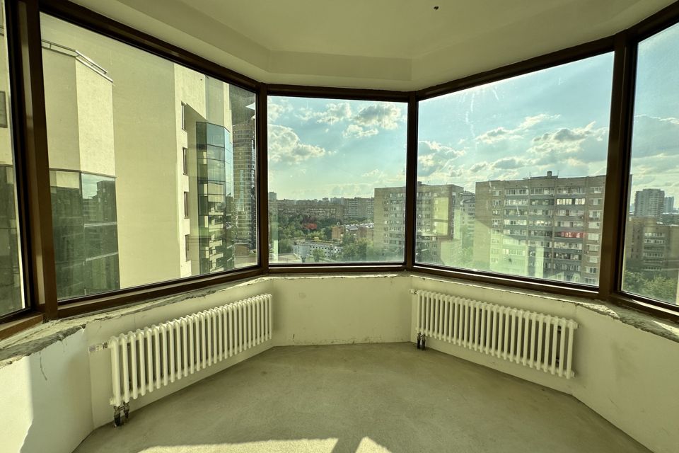 Продаётся 4-комнатная квартира, 204.1 м²