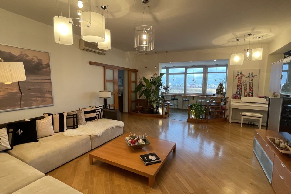 Продаётся 4-комнатная квартира, 212.5 м²