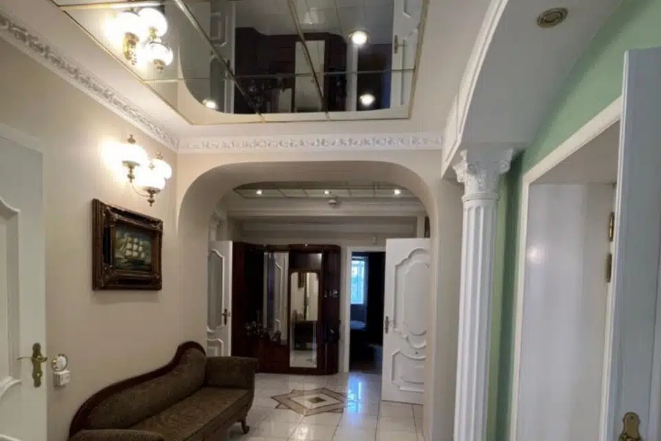 Продаётся 4-комнатная квартира, 208.6 м²