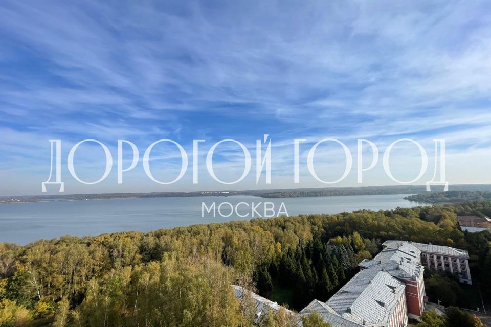 Продаётся 4-комнатная квартира, 192.3 м²