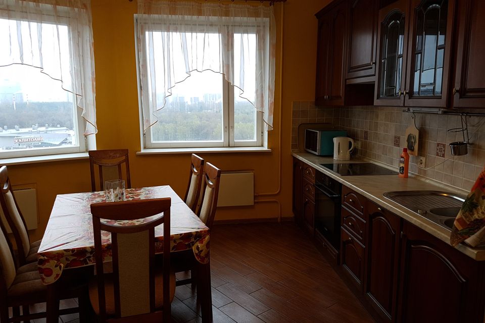 Сдаётся 4-комнатная квартира, 135 м²