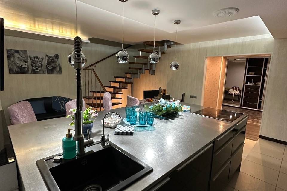 Продаётся 4-комнатная квартира, 170.5 м²