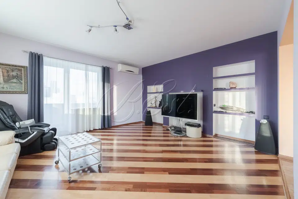 Продаётся 4-комнатная квартира, 270 м²
