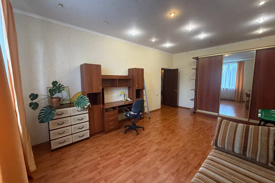 Продаётся 3-комнатная квартира, 135 м²