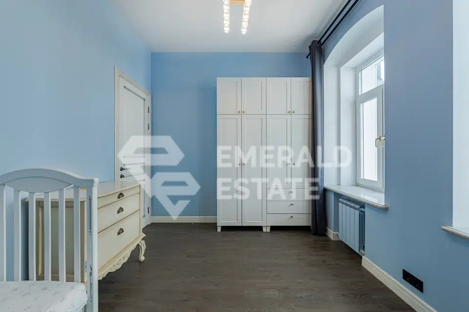 Продаётся 4-комнатная квартира, 143 м²