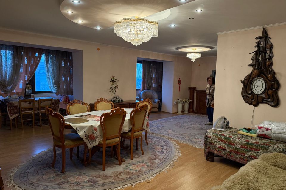 Продаётся 4-комнатная квартира, 146 м²