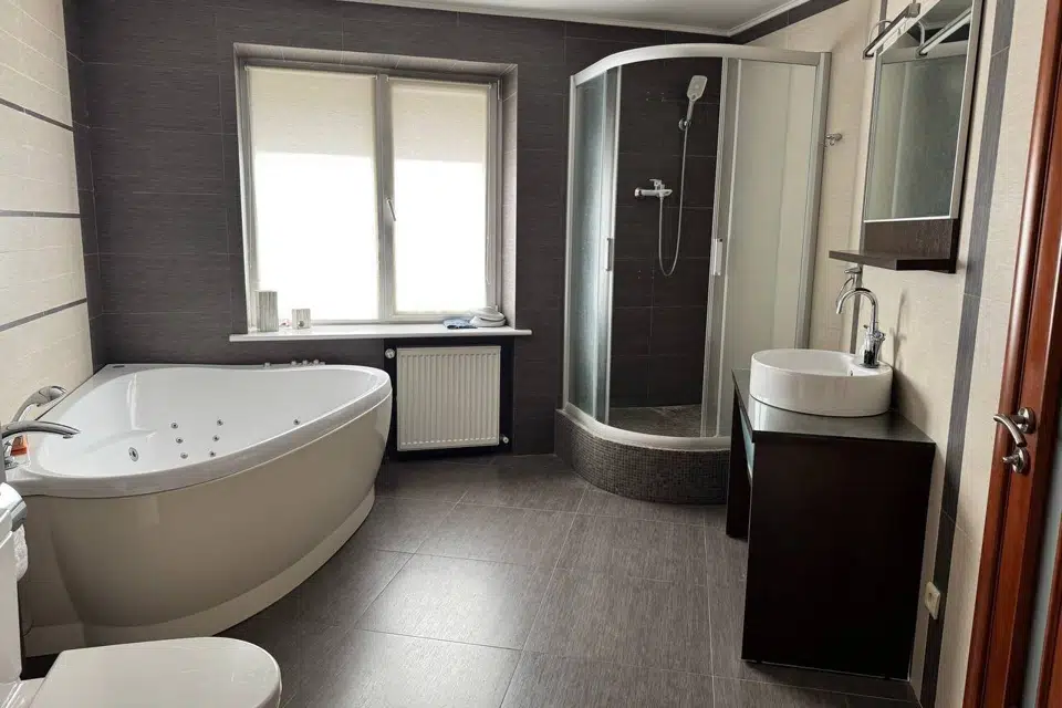 Продаётся 5-комнатная квартира, 215 м²