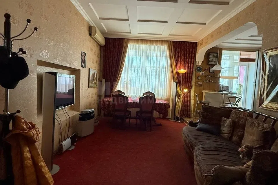 Продаётся 3-комнатная квартира, 196 м²