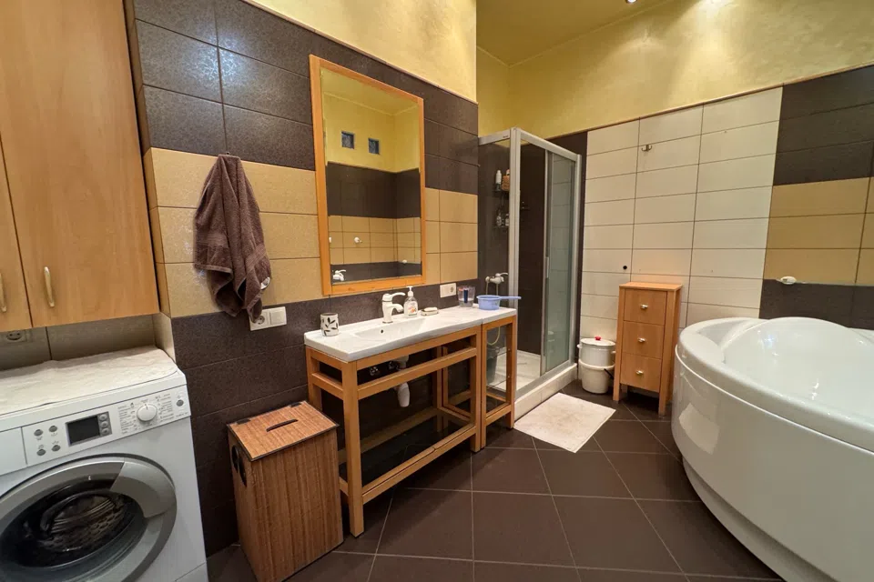 Продаётся 3-комнатная квартира, 103 м²