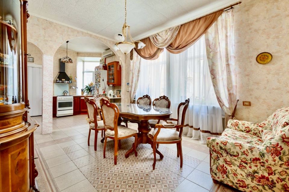 Продаётся 4-комнатная квартира, 142.8 м²