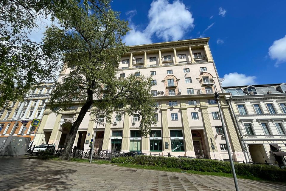 Продаётся 4-комнатная квартира, 127.3 м²