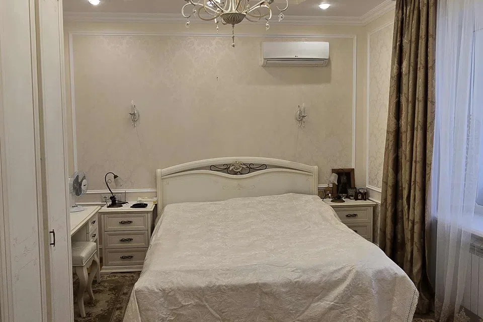 Продаётся 4-комнатная квартира, 212 м²