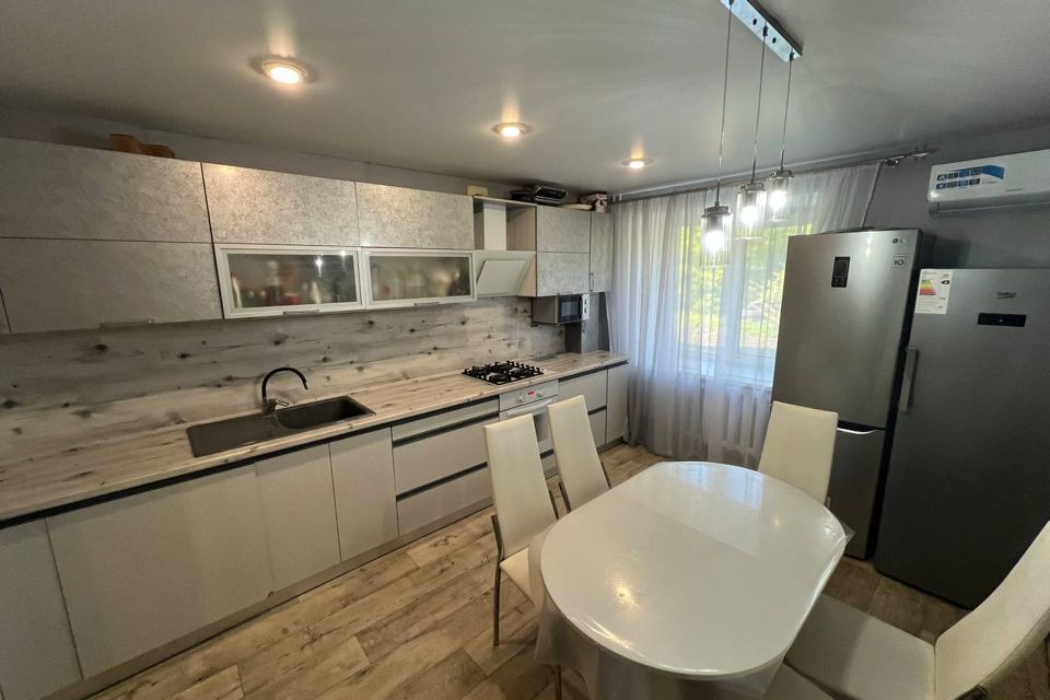 Продаётся 4-комнатная квартира, 81.8 м²