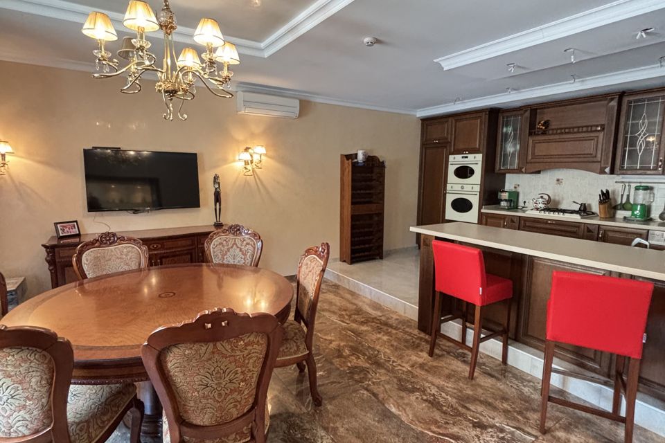 Продаётся 3-этажный дом, 500 м²