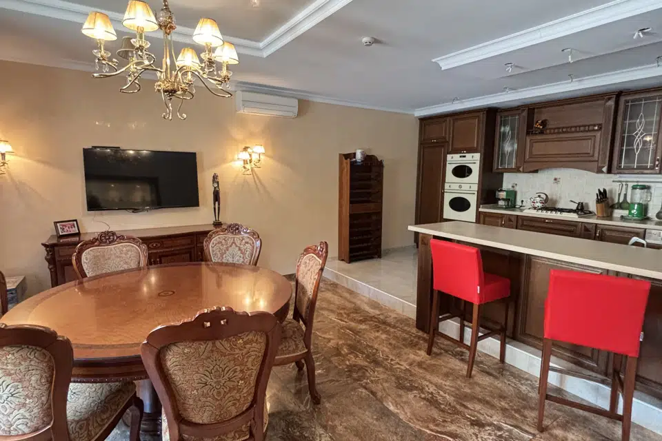 Продаётся 3-этажный дом, 500 м²