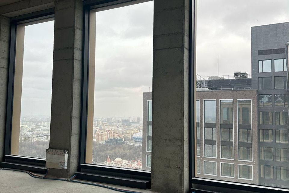 Продаётся 4-комнатная квартира, 211 м²