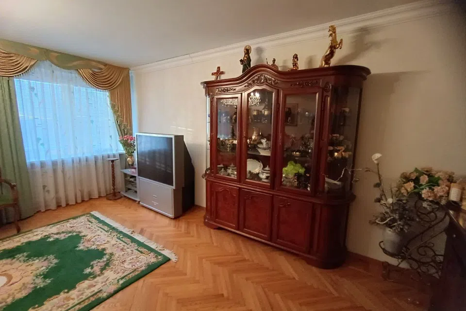 Продаётся 5-комнатная квартира, 185 м²