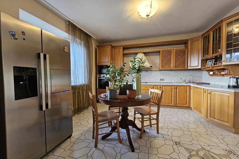 Сдаётся 4-комнатная квартира, 150 м²