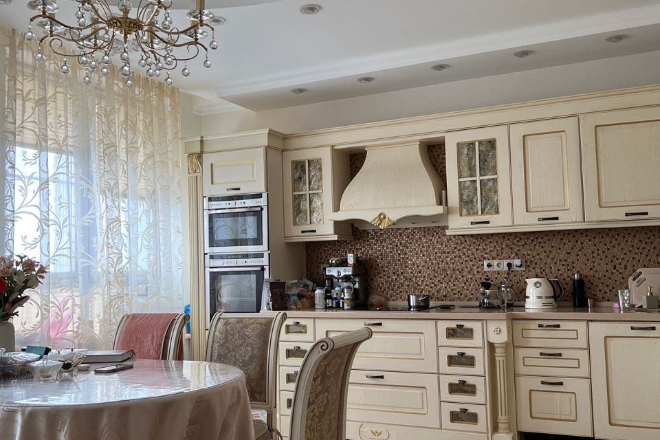 Продаётся 4-комнатная квартира, 147 м²