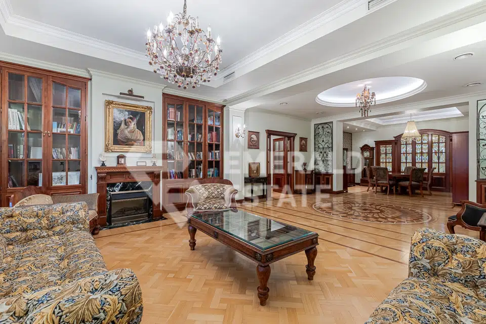 Продаётся 4-комнатная квартира, 199.5 м²