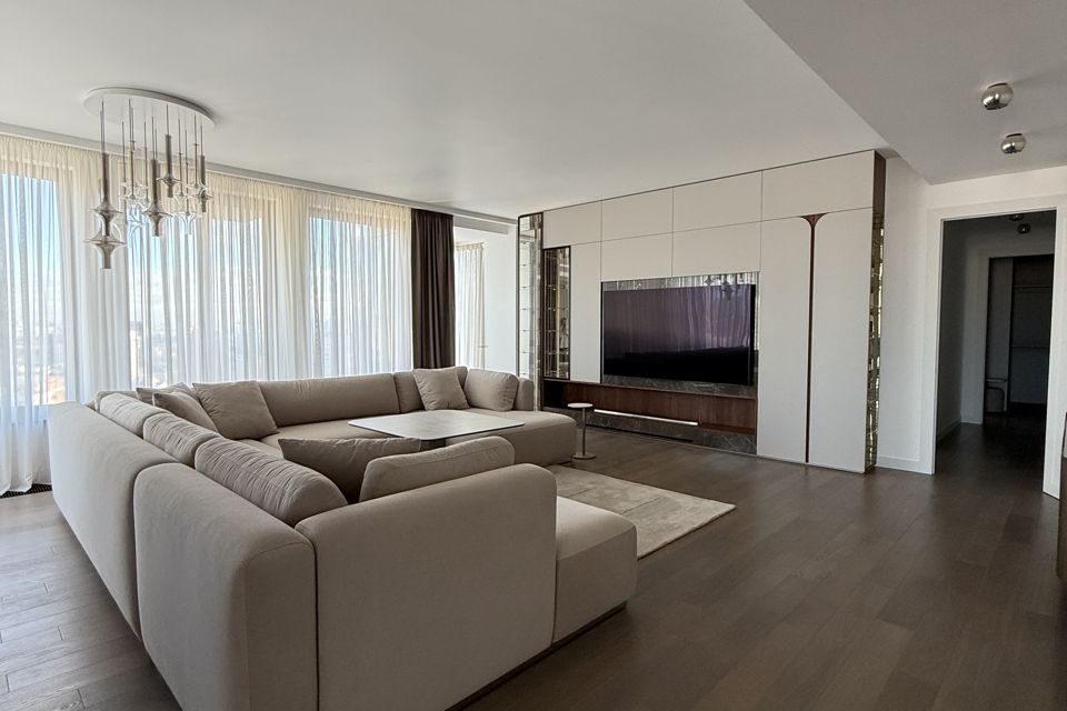 Продаётся 4-комнатная квартира, 244.4 м²