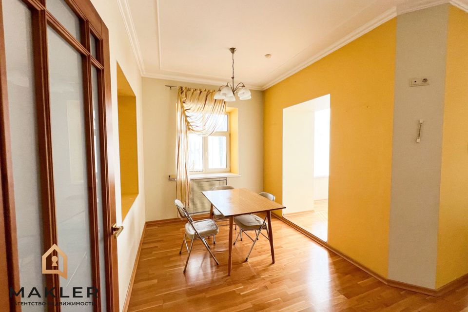 Продаётся 5-комнатная квартира, 291.8 м²