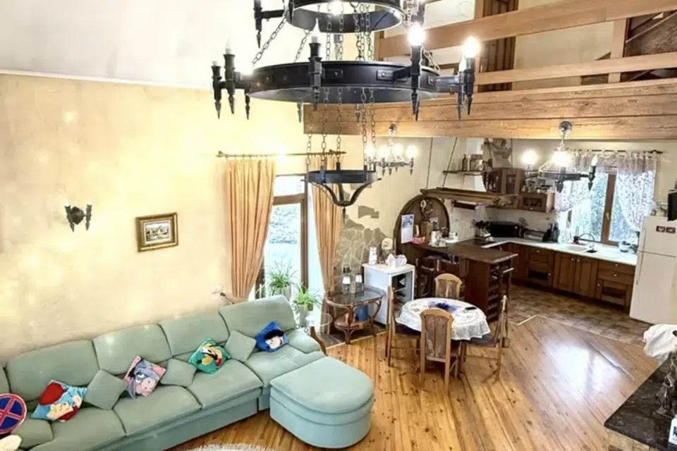 Продаётся 3-этажный дом, 400 м²